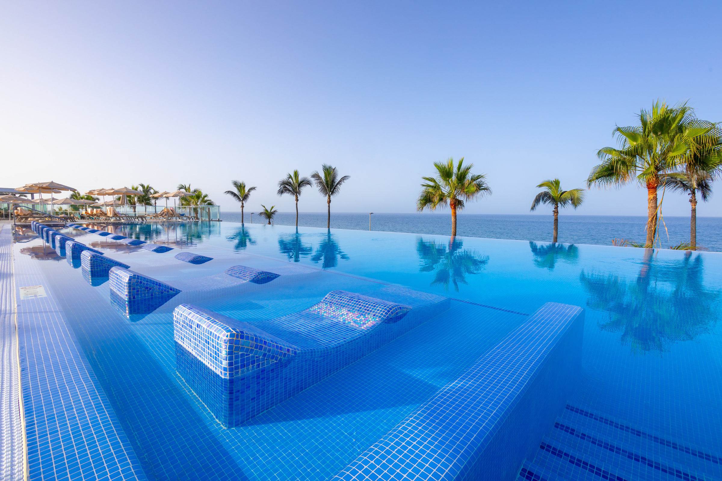 Infinity pool met palmbomen in Gran Canaria